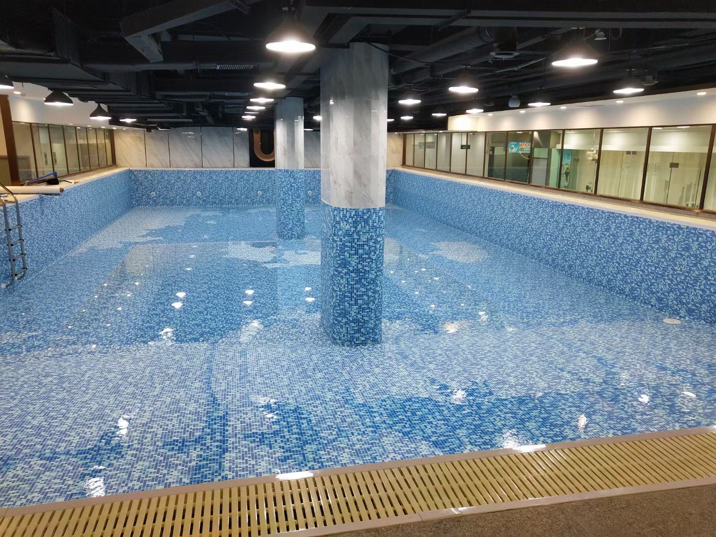 泳池内部防水使用泳池胶膜得需要多厚的